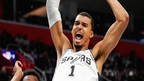 [NBA 3月8日常规赛：尼克斯对阵快船 伦纳德精彩瞬间]